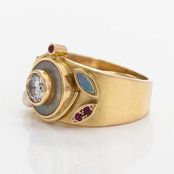 Ring, briljantslipad diamant, fasettslipade rubiner, opaler, pärla, 18K guld.