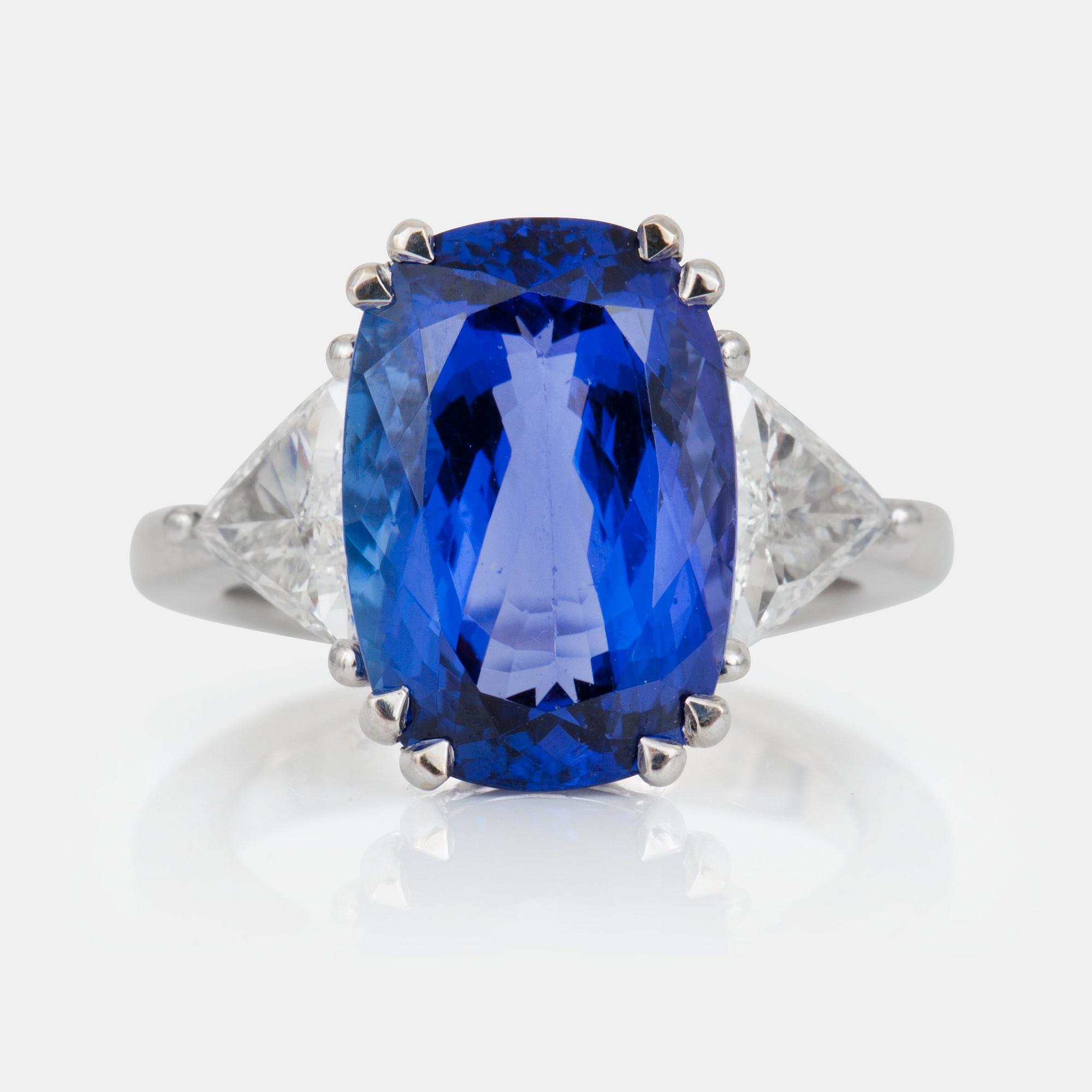 RING med tanzanit, ca 10.15 ct, samt trilliantslipade diamanter totalt ca 1.20 ct.