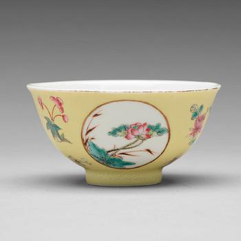 775. A yellow sgrafitto bowl, Republic with four character mark 'Qinghua Zhenpin'.