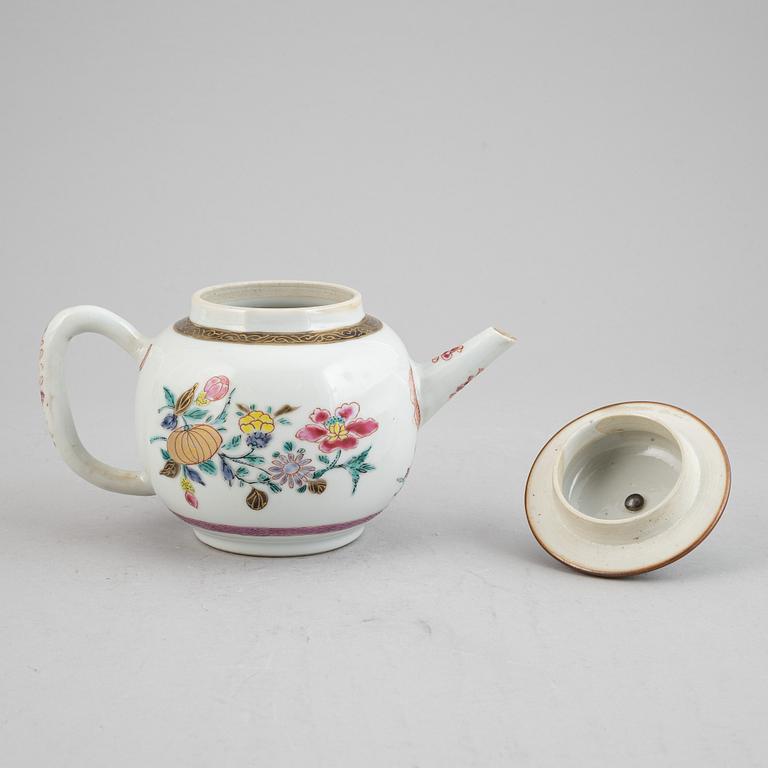 A group of Chinese porcelain, Qing dynasty, Qianlong (1736-1795) and 19th/20th century. (6 pieces).