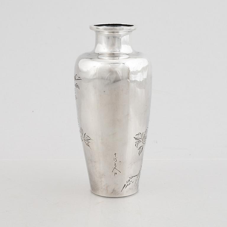 Vas, silver, signerad, Japan, 1900-tal. Vikt 160 g.