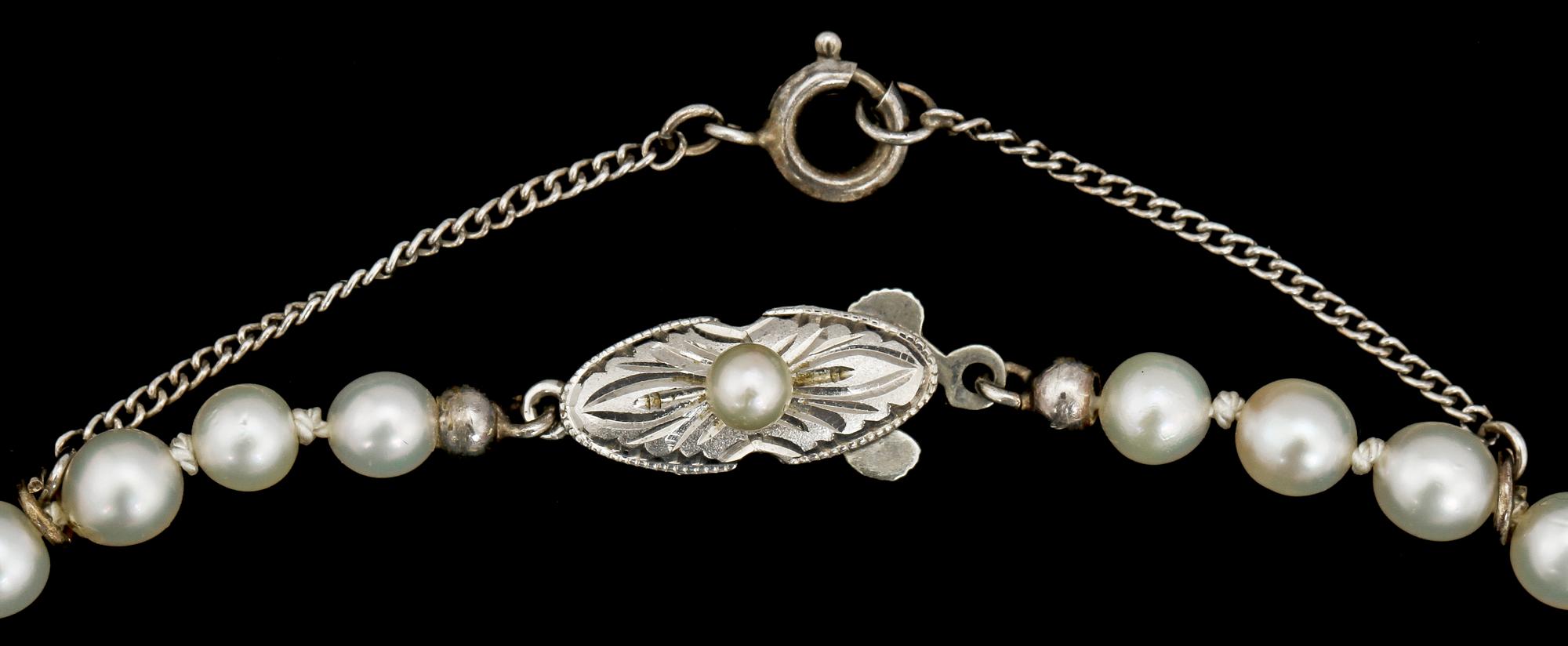 COLLIER med lås i silver samt ÖRHÄNGEN, 14k vitguld, med odlade pärlor, 1900-talets andra hälft. Vikt 16 g.