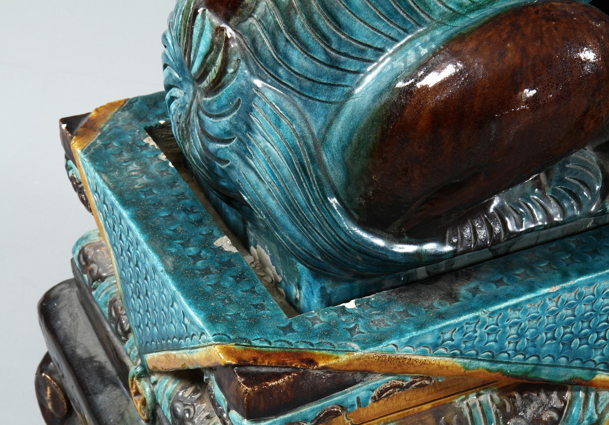 TEMPELLEJON, ett par, stengods, Kina, 1800/1900-tal.