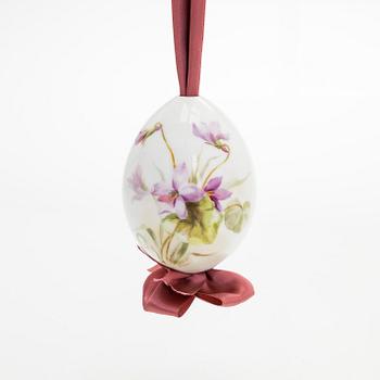 A Russian porcelain easter egg, early 20th century.