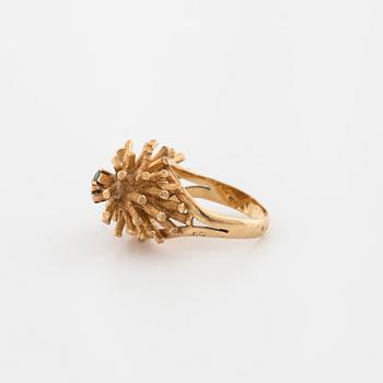 RING, med tre fasettslipade smaragder.
