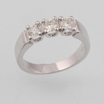 RING, 18K vitguld med 3 briljantslipade diamanter ca 0.68 ct, Milano, Italien. Vikt 4,5 gram.