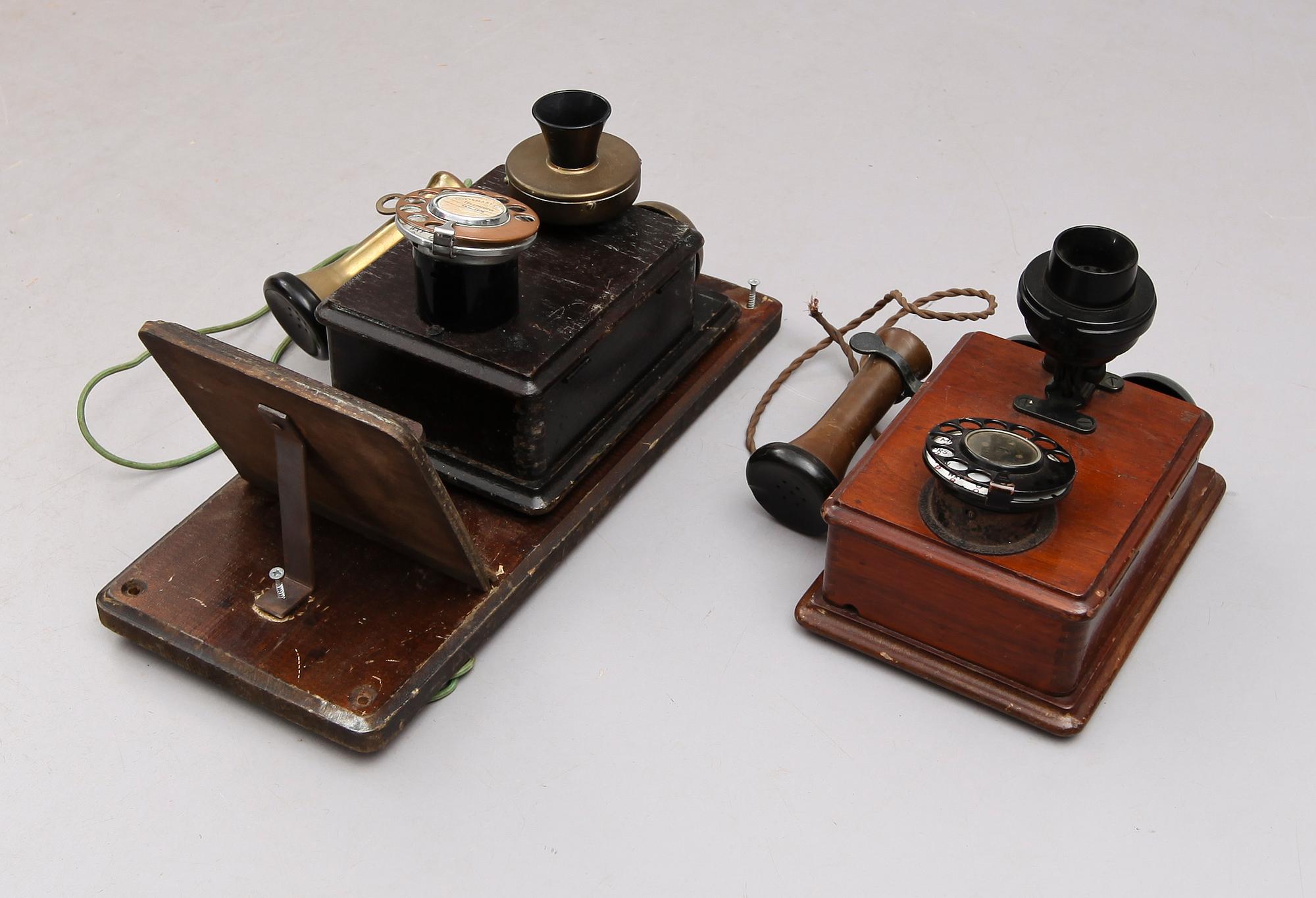 VÄGGTELEFONER, 2 st, England, 1900-talets första hälft.