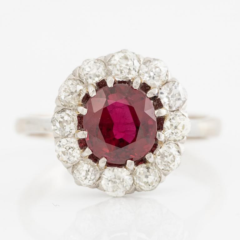 Ring, carved, 18K white gold with a ruby and old-cut diamonds.