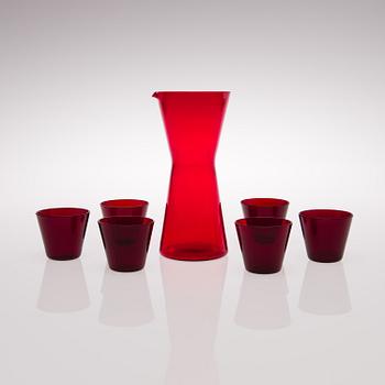 A Kartio juice set manufactured by Nuutajärvi and designed in 1958.