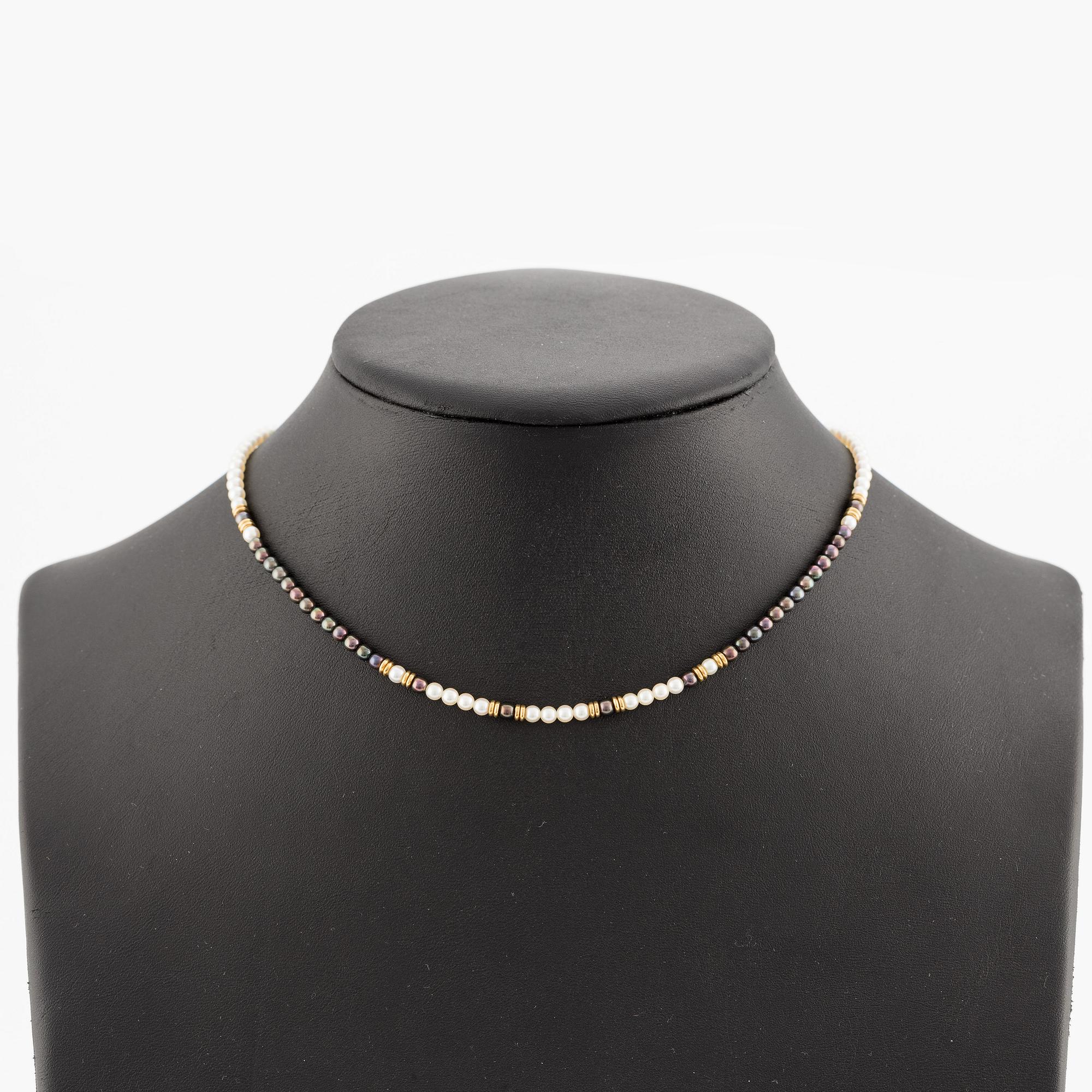 Collier, lås i 18K guld med små diamanter,  odlade vita och färgade pärlor.