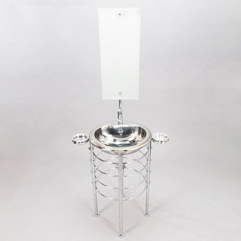 LOLA HERZBURG, A free standing wash unit provided with soapholders and mirror from the 21th century. Rapsel. Italy.