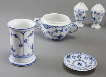 SERVISDELAR, 36 delar, porslin, "Musselmalet", Royal Copenhagen, 1900-tal.