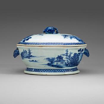 439. A blue and white tureen with cover, Qing dynasty, Qianlong (1736-95).