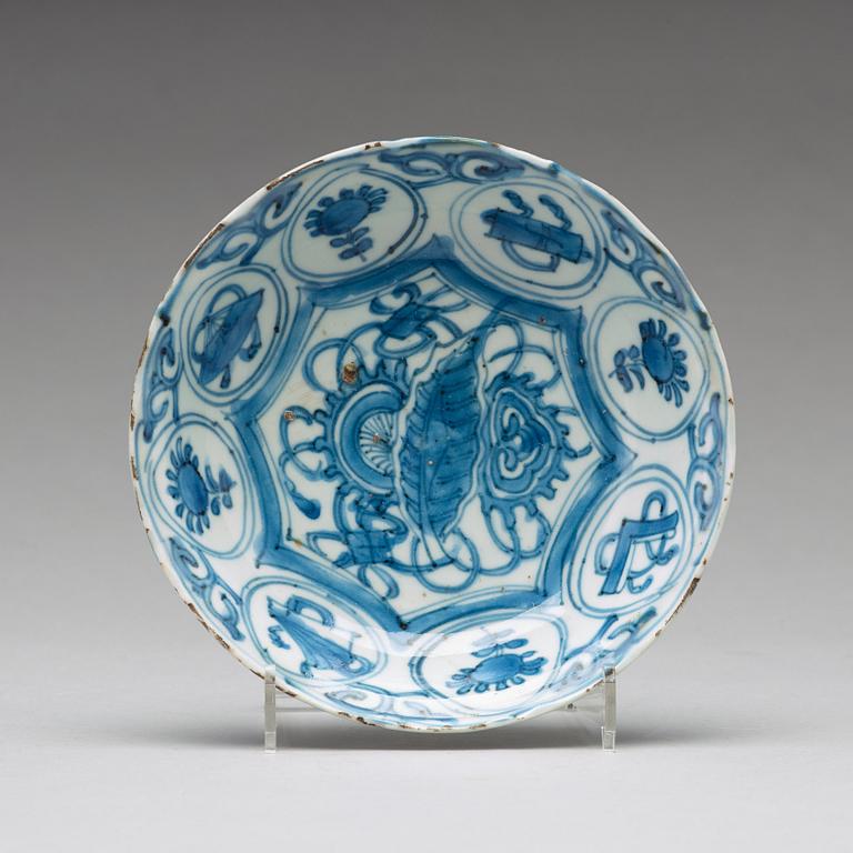 A set of four blue and white kraak dishes and a serving dish, Ming dynasty, Wanli (1572-1620).