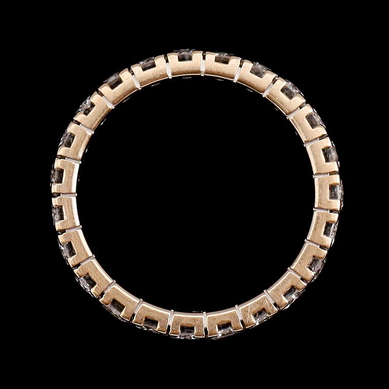 RING, 18 k vitguld, helallians, 23 briljantslipade diamanter tot ca 1.50 ct.