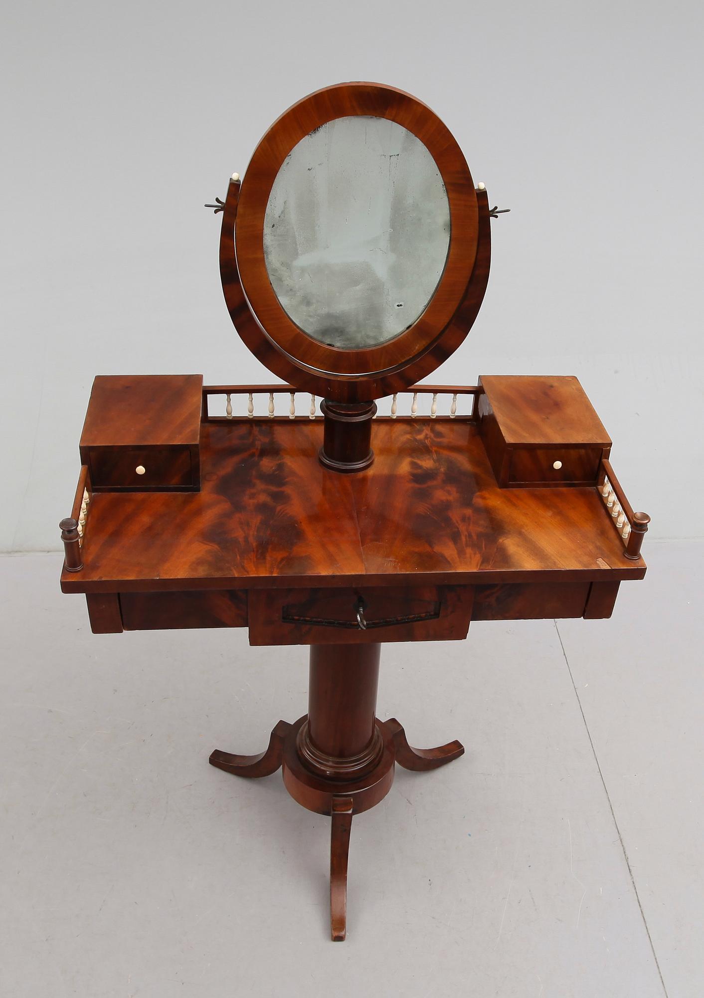 TOALETTBORD, Karl Johan, 1800-talets första hälft.