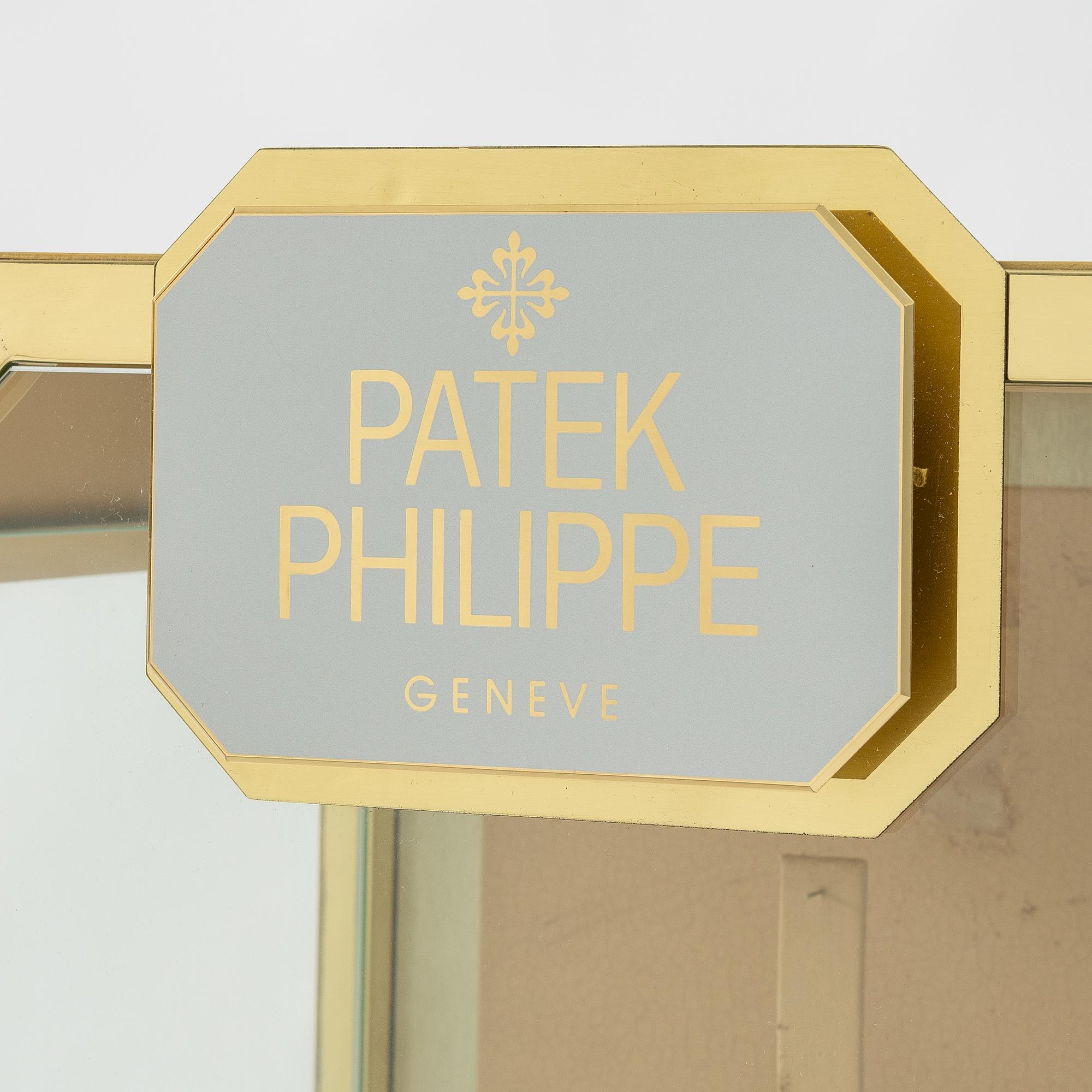 Patek Philippe, display case, 69 x 39 x 30 cm.