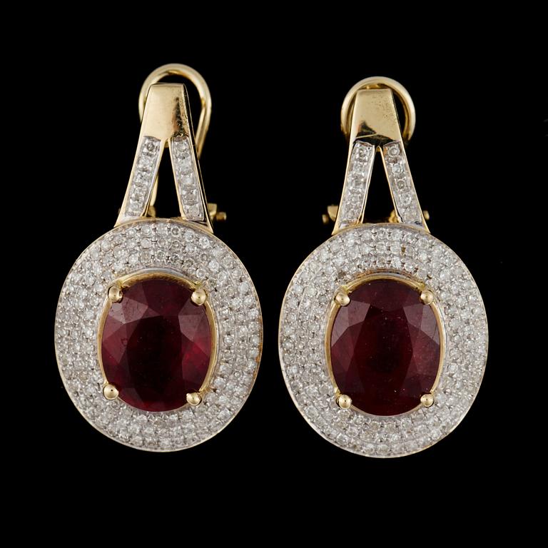 ÖRHÄNGEN, ett par, 18K guld med ovala rubiner samt ett flertall mindre briljantslipade diamanter. Tot vikt 9,7 g.