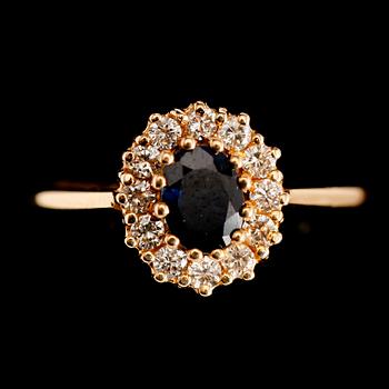 RING, 18 k guld, safir samt briljantslipade diamanter. Total vikt ca 3 gr.