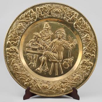 VÄGGPLÅT samt LJUSPLÅT, mässing, barockstil, omkring sekelskiftet 1900.