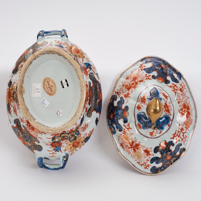 A part imari dinner service, Qing dynasty, early 18th Century. (4 pieces).