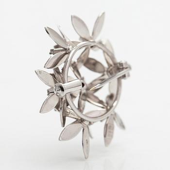 An 18K white gold brooch with diamonds ca. 0.10 ct in total. Unoarre, Italy.