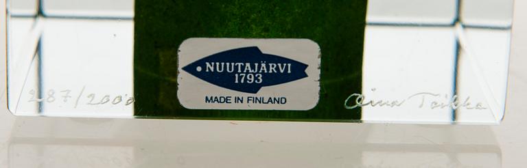 OIVA TOIKKA, an annual glass cube signed Oiva Toikka Nuutajärvi 1992, numbered 287/2000.