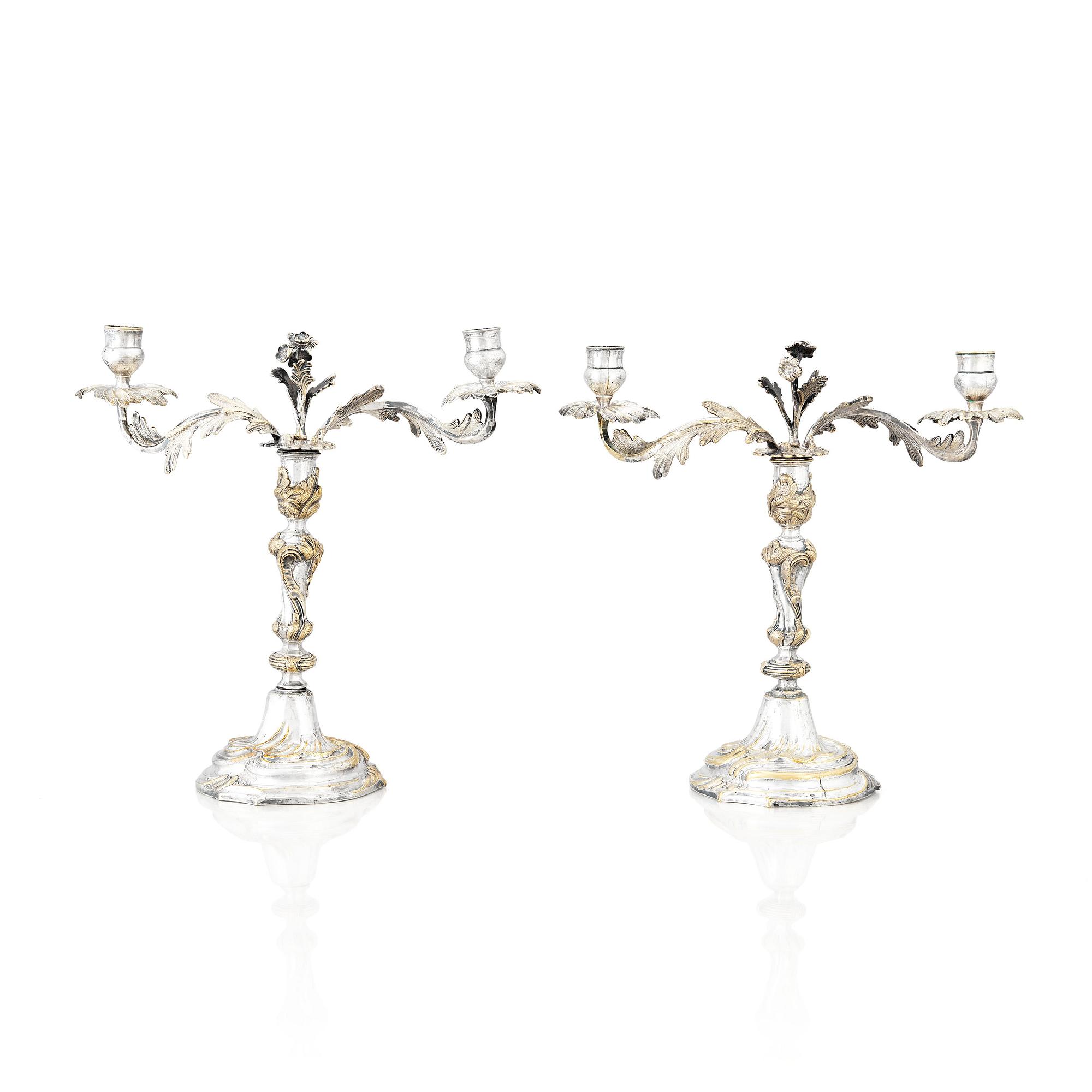 Kandelabrar, för två ljus, ett par,  försilvrad mässing, argent haché, Rokoko.