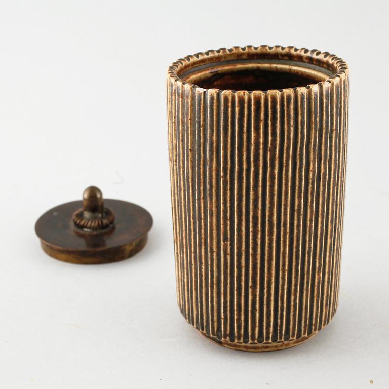 Six pieces of ceramic designed by Gunnar Nylund, Carl-Harry Stålhane and Arne Bang among others.