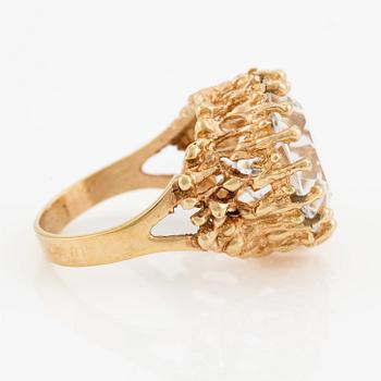 Ring in 18K gold with faceted rock crystal.