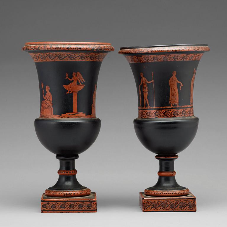 URNOR, två stycken, snarlika, glas. Senempire, 1800-talets andra hälft.