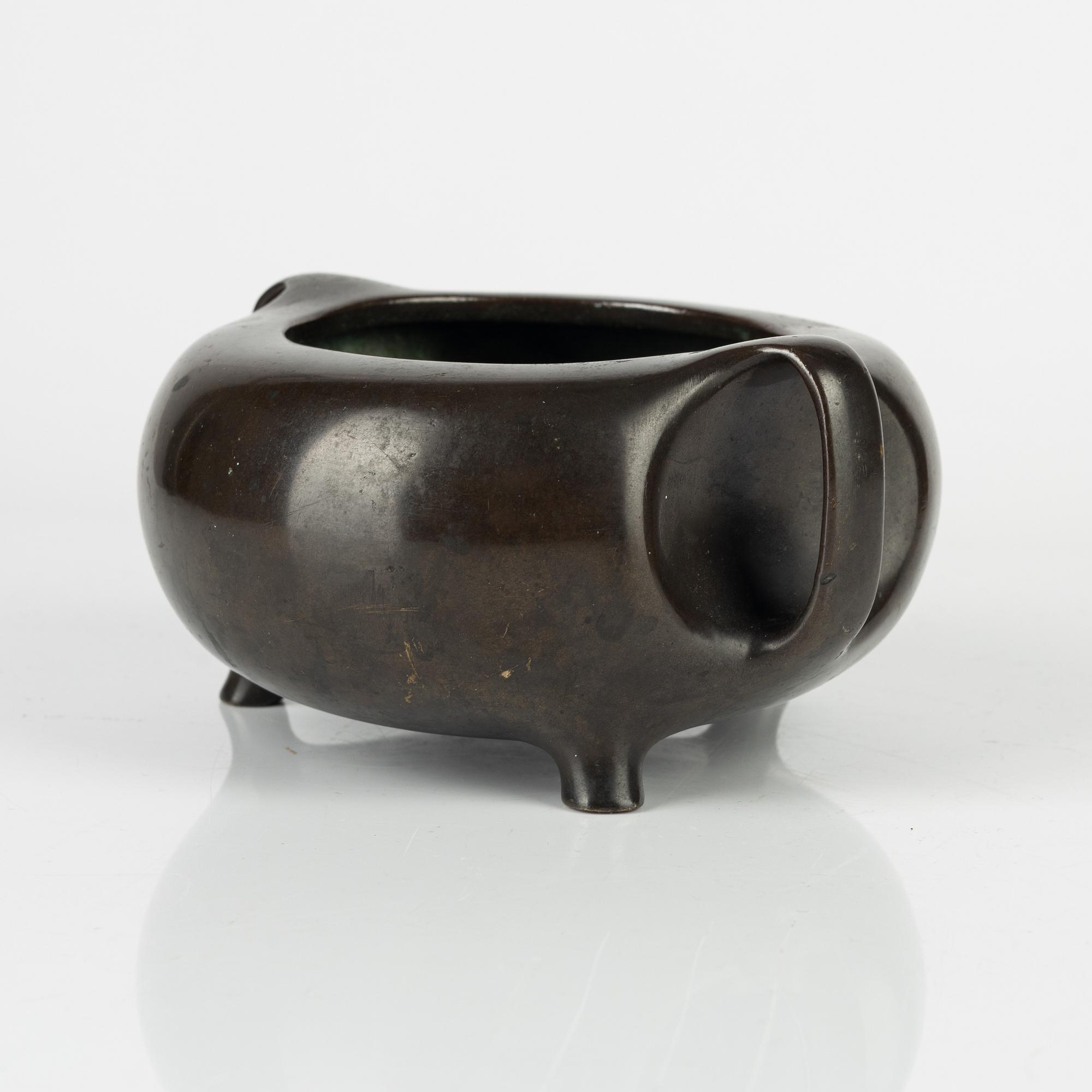 A tripod bronze censer, 19th Century.