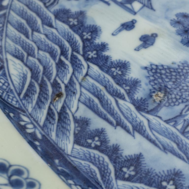 Serveringsfat, porslin, Kina, Qingdynastin, Qianlong (1736-95).