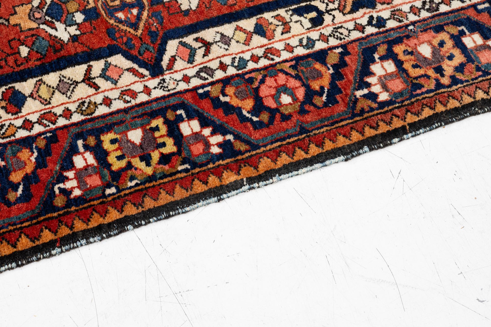 Carpet, semi-antique Chahamahal  Bakhtiari, approx. 220 x 155 cm.