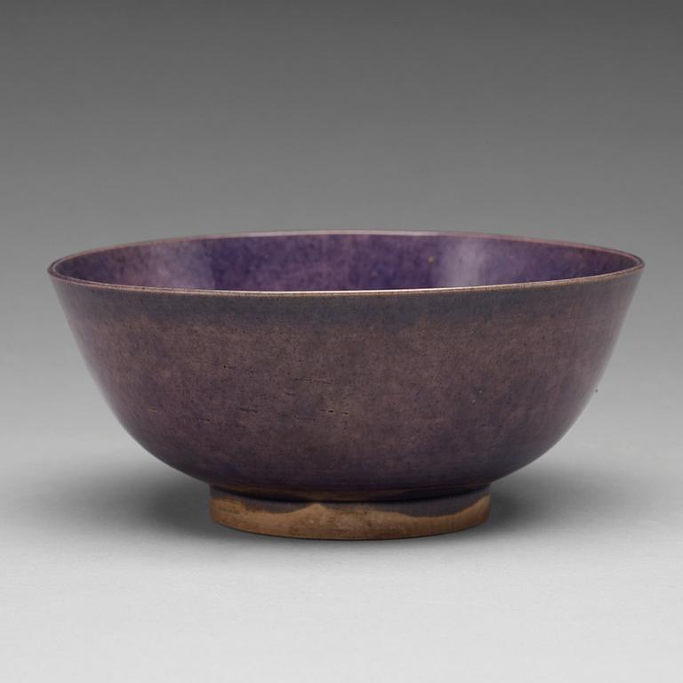 A purple bowl, Qing dynasty, 17th Century with Hongzhis six character mark.