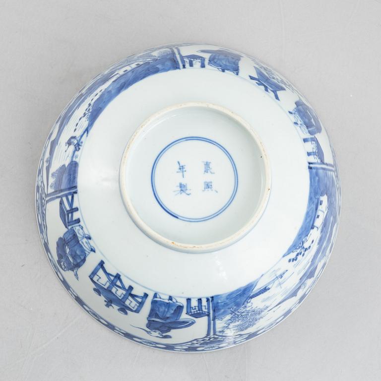 A blue and white bowl and bottle, China, Qing dynasty, 19th century.