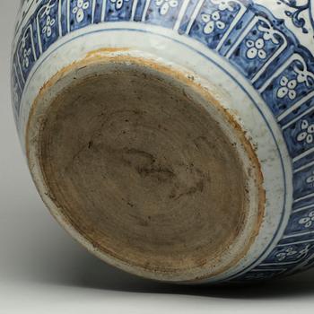 A blue and white fish basin, late Qing dynasty (1662-1912).