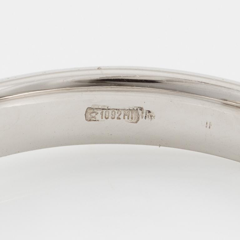 Solitaire ring in 18K white gold with brilliant-cut 
diamond.