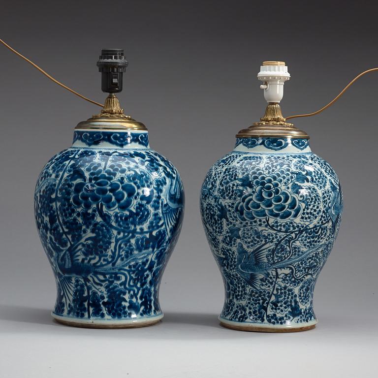 URNOR, två stycken, porslin. Qing dynastin, 17/1800-tal.