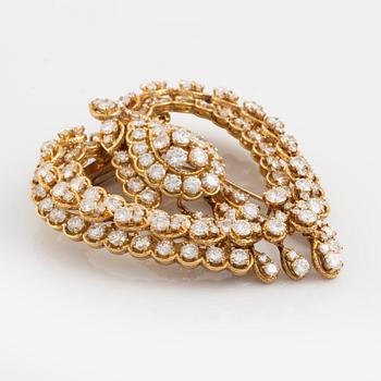 A Van Cleef & Arpels brooch/pendant  in 18K gold set with round brilliant-cut diamonds.