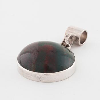 CECILIA JOHANSSON, Göteborg, 1983, a cabochon cut bloodstone pendant.