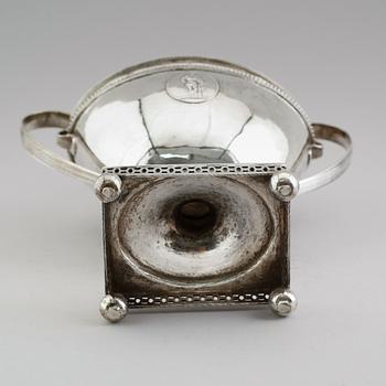 STRÖSOCKERSKÅL MED LOCK, silver, Johan Wilhelm Zimmermann, Stockholm 1795. Vikt ca 560 gram.