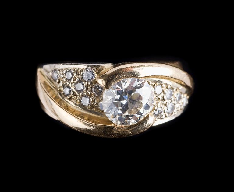A gold and diamond ring, app. 1.10 cts.