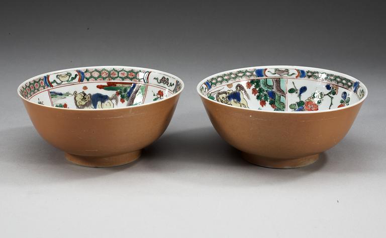SKÅLAR, ett par, porslin. Qing dynastin, Kangxi (1662-1722).