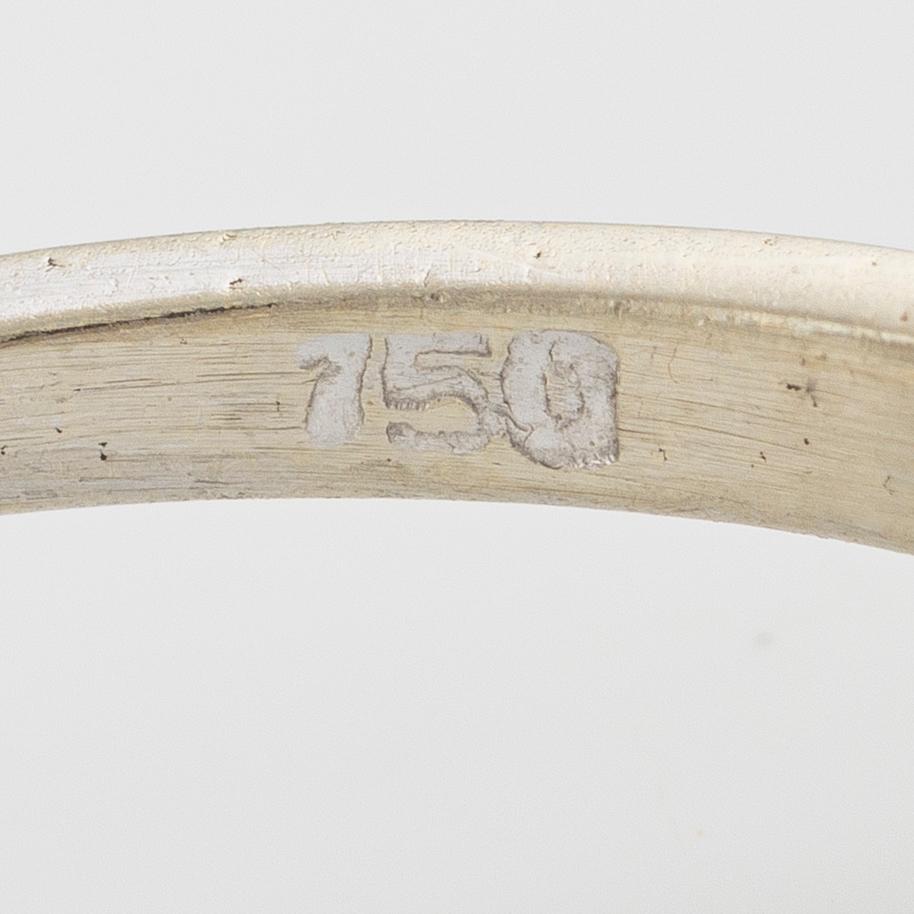 Ring, carmosé, 18K white gold with synthetic sapphire and brilliant-cut diamonds.