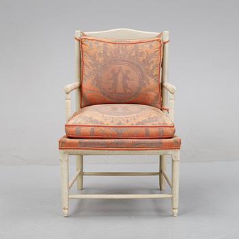 A painted armchair, presumably late 18th century or around the year 1800.