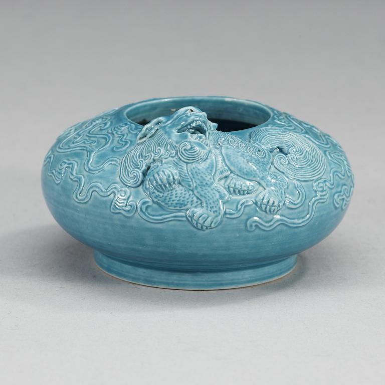 A turkoise/blue glazed brush washer, Qing dynasty, 19th Century.