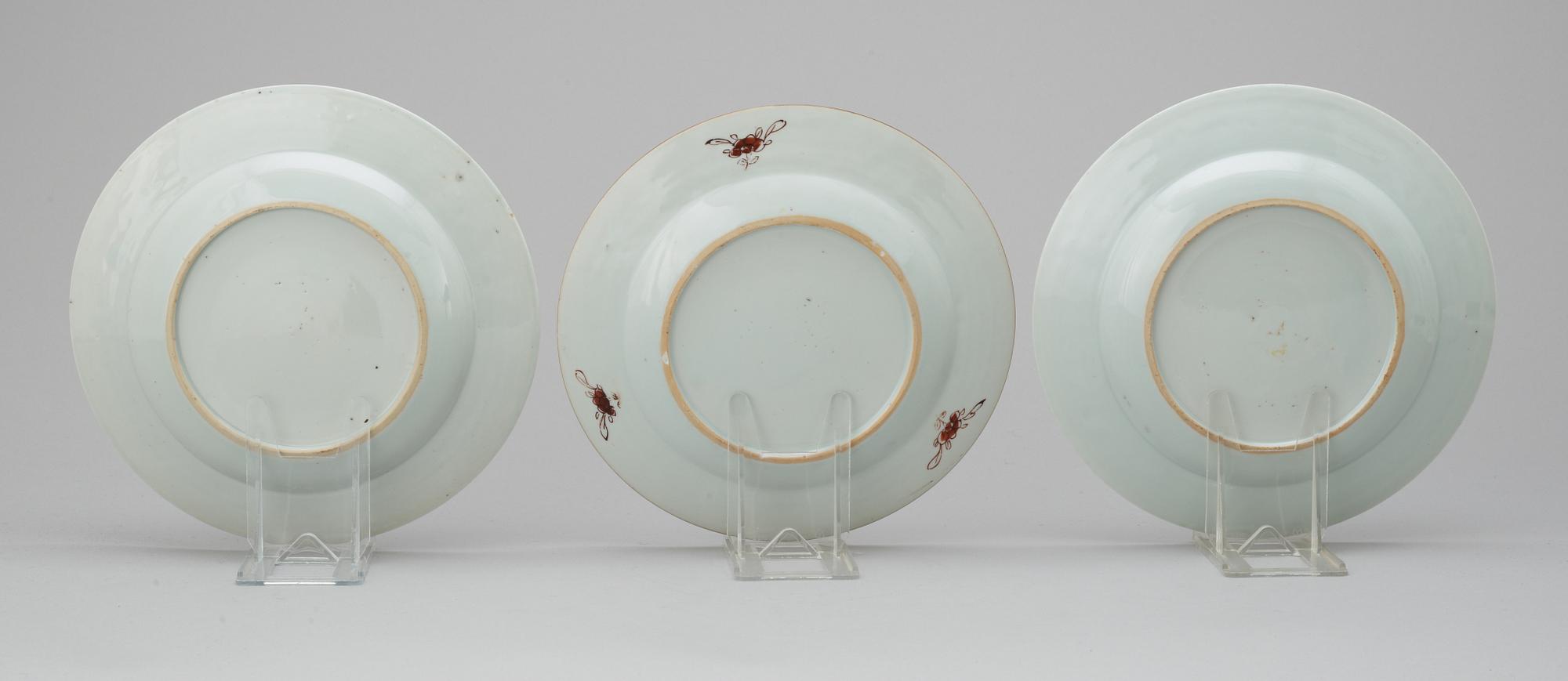TALLRIKAR, 3 st (2+1), porslin. Qing dynastin. Qianlong (1736-95).