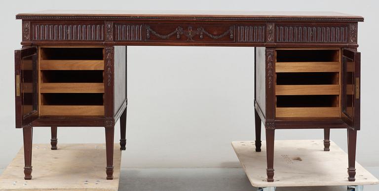 SKRIVBORD, Nordiska Kompaniet, gustaviansk stil, omkring 1900-talets mitt.