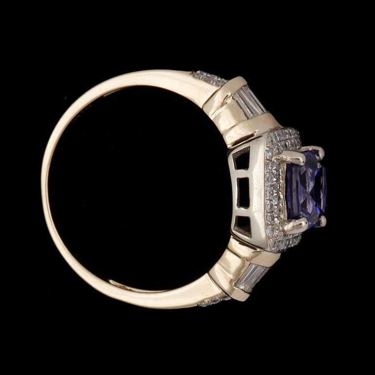 RING, 14k guld med tanzanit och små diamanter diamanter. Vikt ca 3,9 gram.